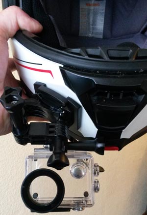 Action Cam am Motorrad-Helm befestigt